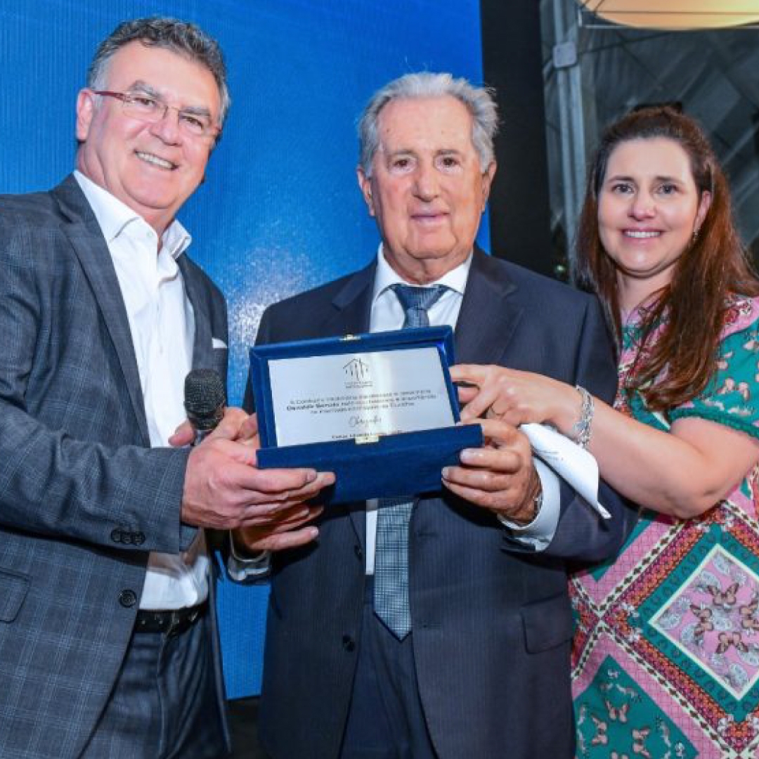 Osvaldir Benato é homenageado em evento da Confraria Imobiliária