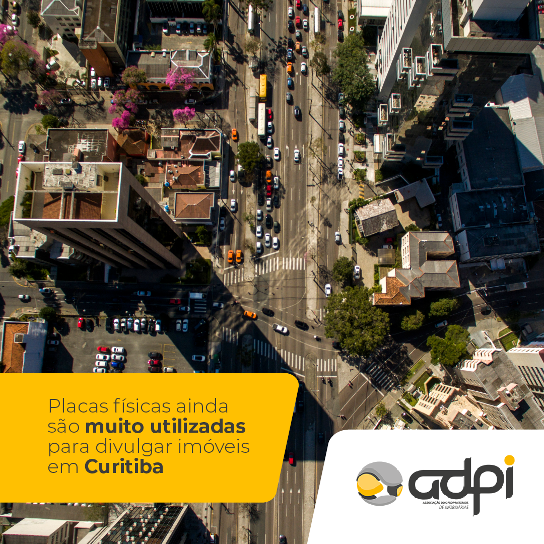 Placas físicas ainda são muito utilizadas para divulgar imóveis em Curitiba